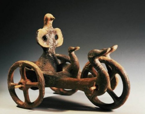 Солнечная колесницы, запряжённая Лебедями. Дупляй, Сербия, 15-13 века до нашей эры