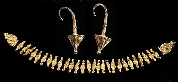 Золотые украшения фракийцев 4 века до нашей эры. Сверху - наушные подвески, снизу - ожерелье