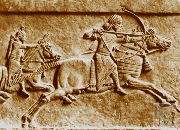 Ассирийский барильеф. Всадник-стрелок и подносчик снарядов. Сцена охоты на львов
