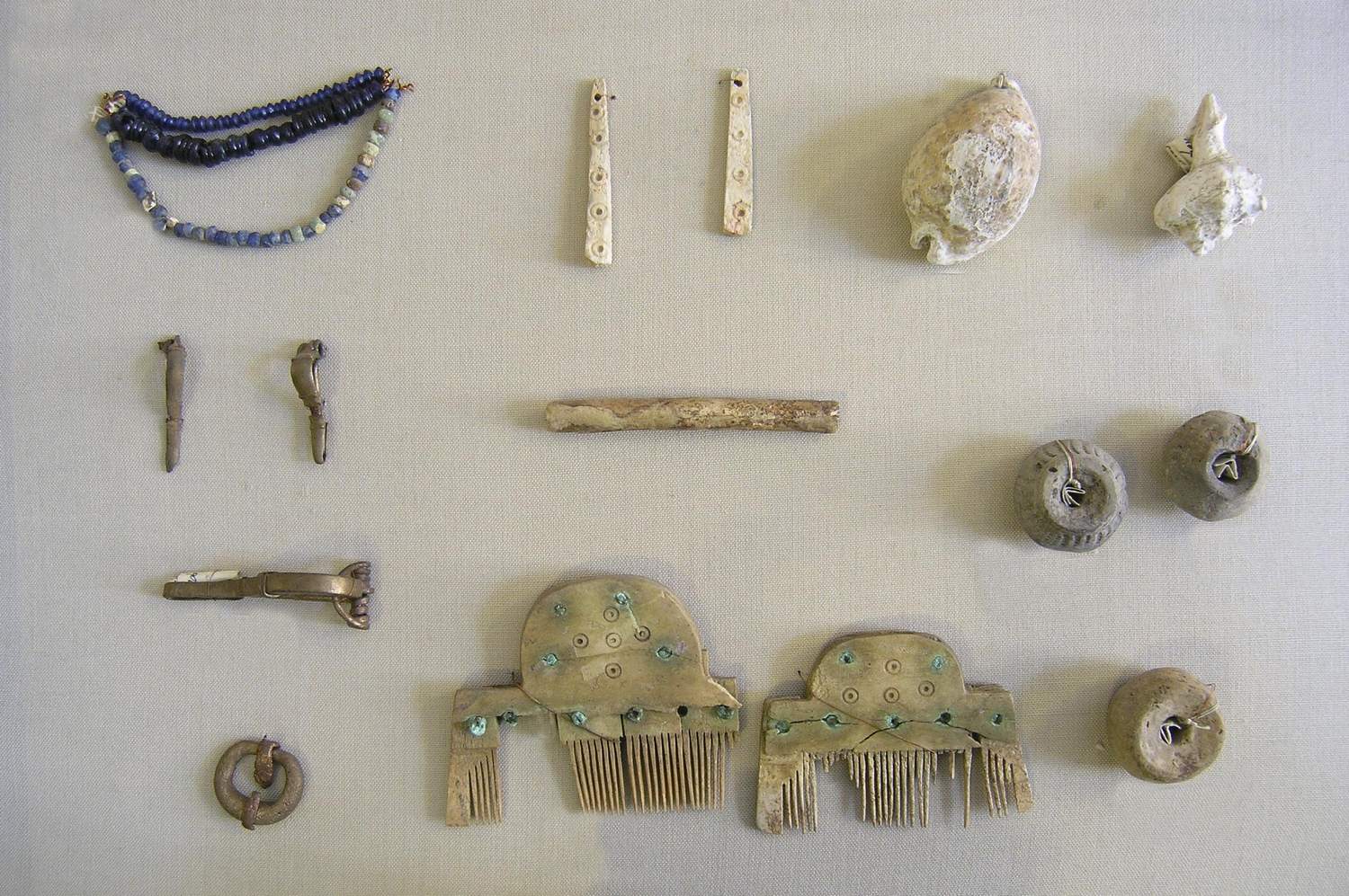 Набор украшений и бытовых предметов из черняховского могильника. Одесский археологический музей