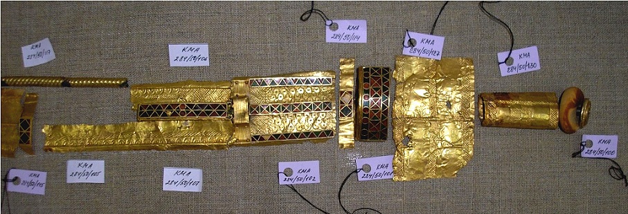 Золотая фольга из обкладок ножен и рукояти меча гуннского периода