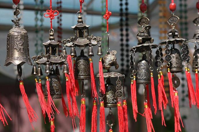 Традиционные колокольчики, подвешиваемые на карнизе буддистской пагоды.