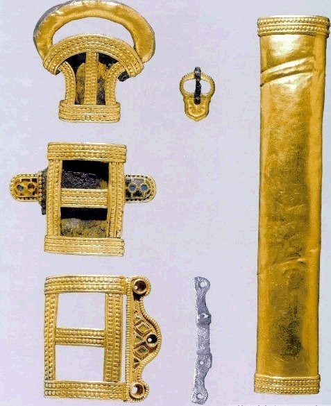 Детали оформления аварского меча из Кунбабоня