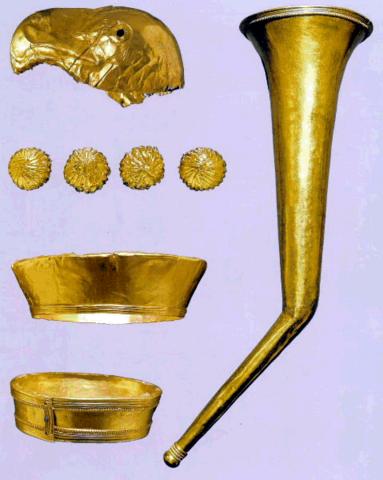 Золотые украшения из каганского могильника в Кунбабони. Справа - коленчатый ритон