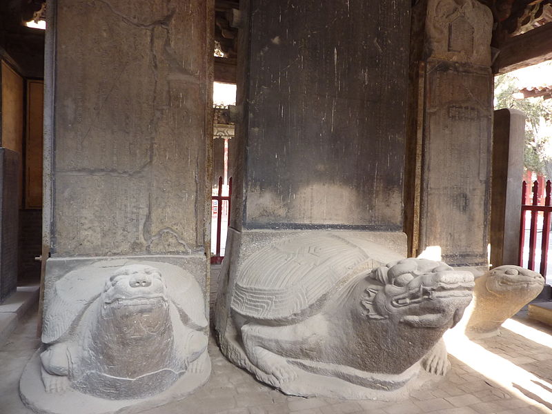 Биси - черепаховидный дракон, начиная с 3 века нашей эры используется в Китае как подставка для каменных стел с важными текстами