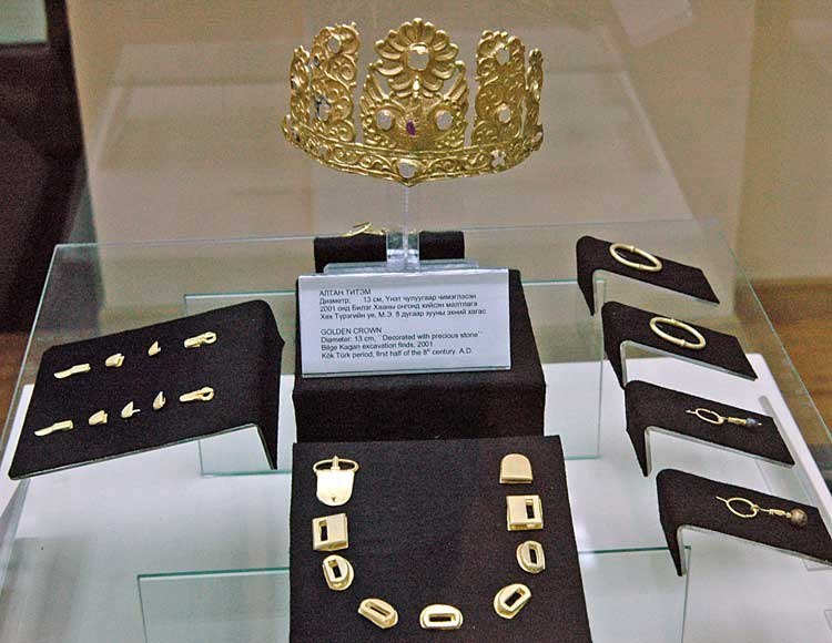 Золотые украшения из тайника на территории поминального комплекса Бильге-кагана