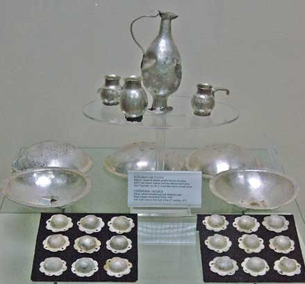 Комплект серебряных сосудов и бляшек из комплекса Бильге-кагана