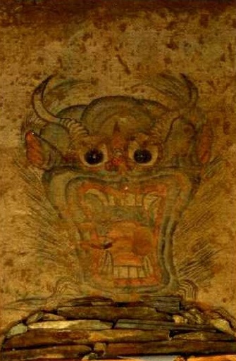 Настенные и потолочные фрески из Майхан-ул. Слева: изображение храма; справа: голова демона