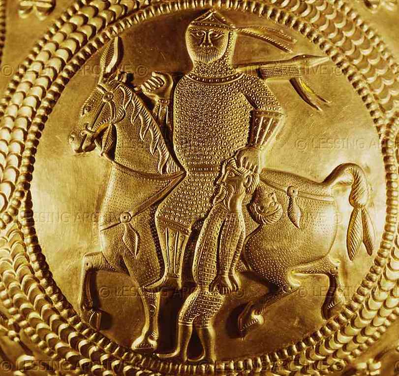 Аварский всадник ведёт пленного византийского воина. Изображение на серебряном кувшине из клада в местечке Надь-Сент-Миклош (пограничье Венгрии и Румынии). У седла - отрезанная голова врага