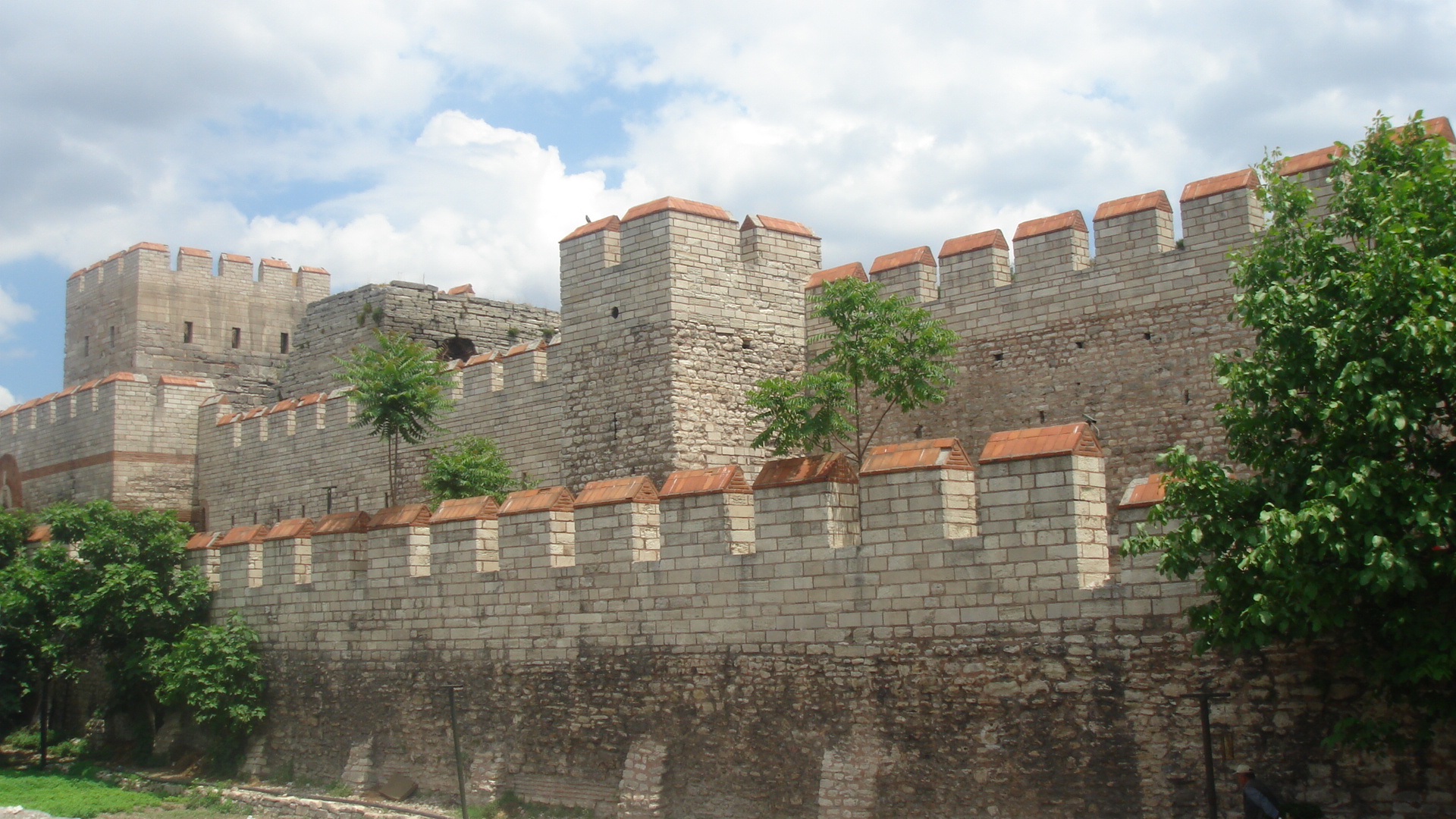 Стены Константинополя. Реконструированный участок. Вид в наши дни