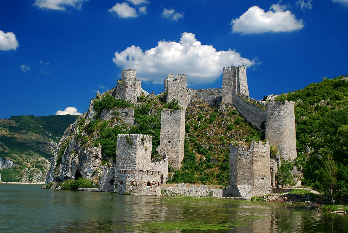 Голубацкая крепость (Сербия) вблизи Железных ворот. В основе цитадели - византийское укрепление
