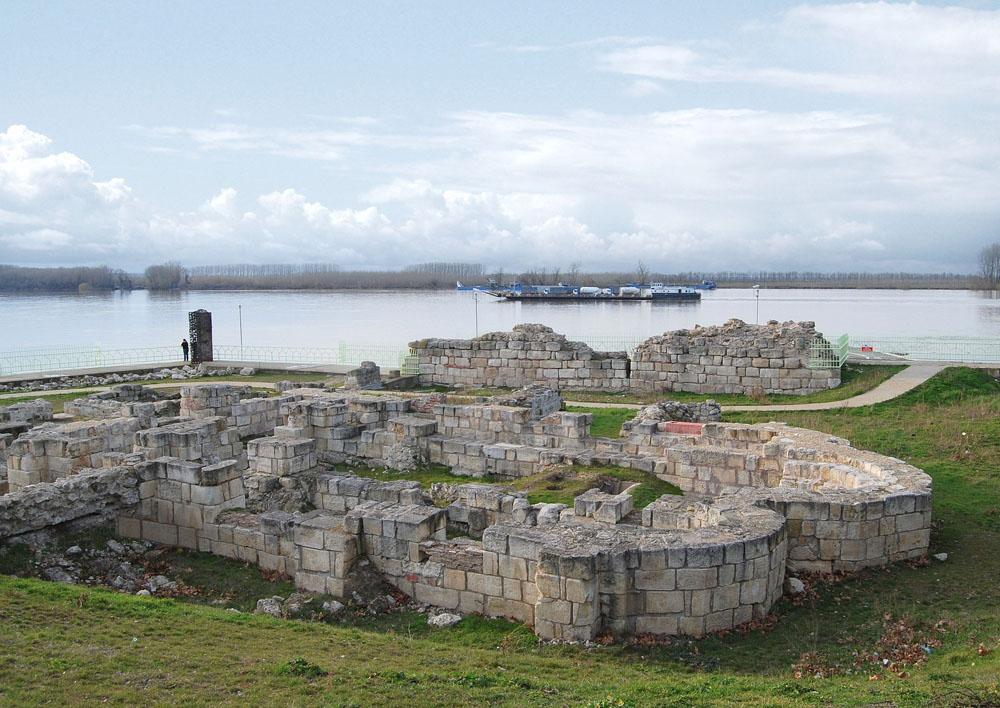 Доростол, ныне Силистра. Развалины крепости времён Юстиниана (фото слева) и её макет (справа)