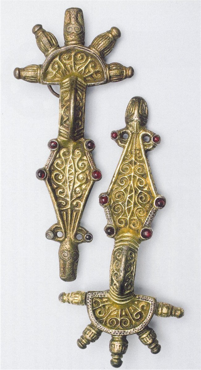 Слева: пальчатые фибулы из Италии времён Теодориха Великого. В середине: остготская фибула 6 века. Справа: набор восточногерманских украшений 5-6 веков