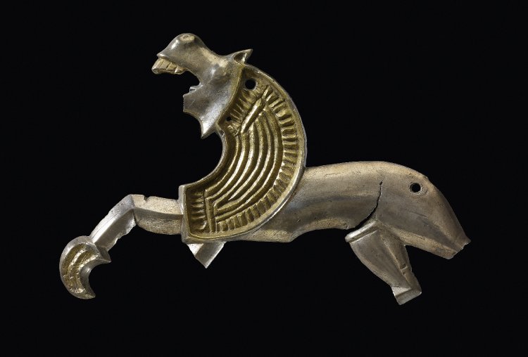 Серебряные предметы из Мартыновского клада: фибулы с павлинами, зооморфные фигурки и прочее. Крупным планом: фигурки 