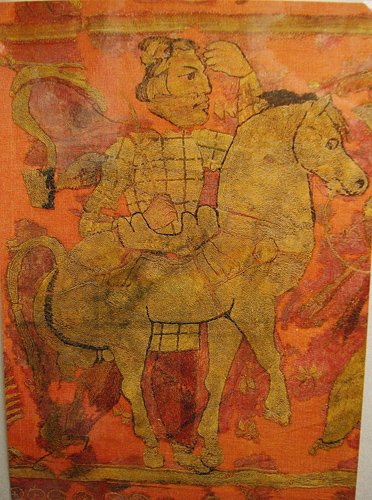 Изображение воина хунну на вышивке из кургана Ноин-Ула
