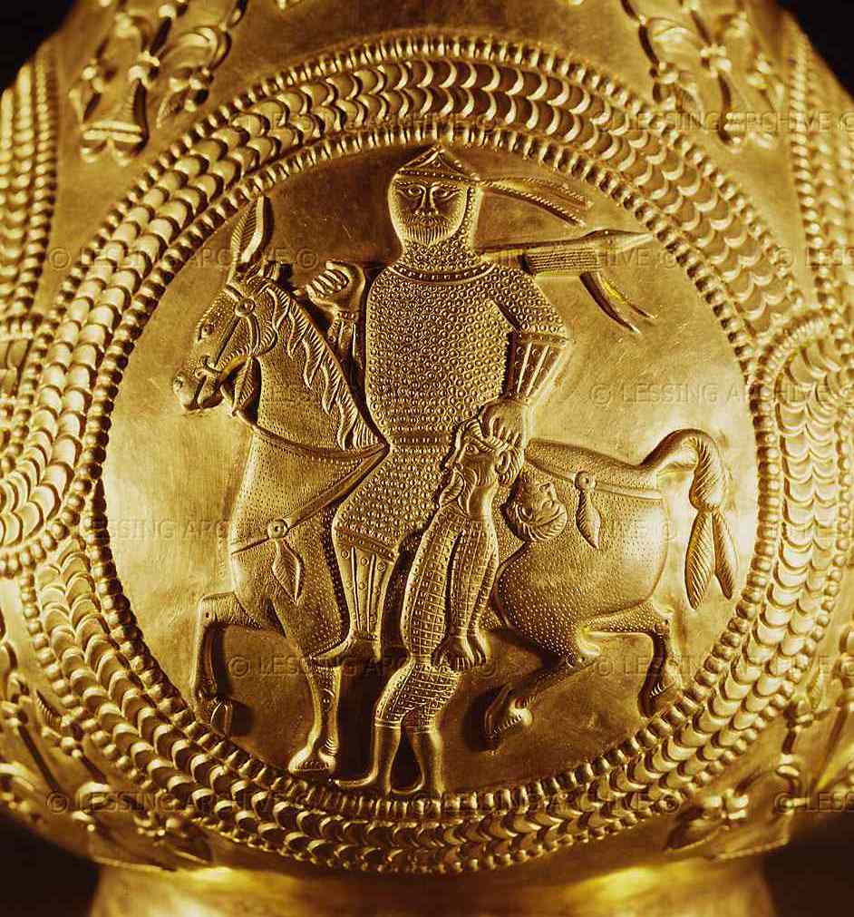 Аварский всадник ведёт пленного византийца. Рельефный медальон из клада Наг Сент Миклош. Румыния, 9 век нашей эры