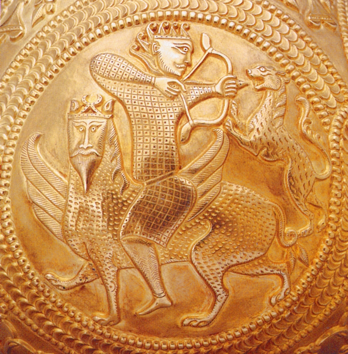 Изображение стреляющего всадника на грифоне. Рельеф на вазе из клада Наг Сент Миклош. Румыния, 9 век