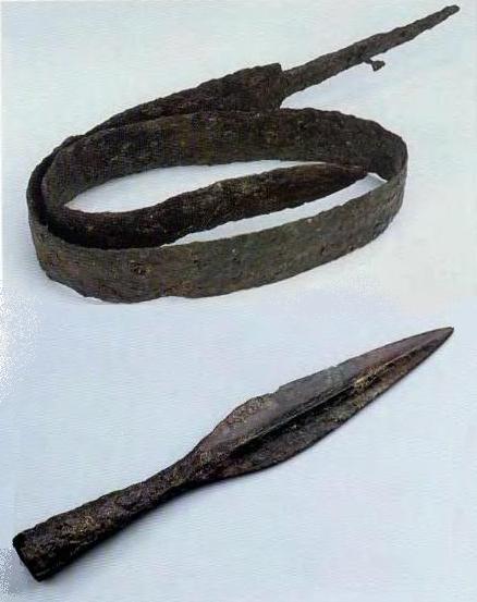Остатки меча, согнутого по обычаю германцев, рядом - наконечник копья