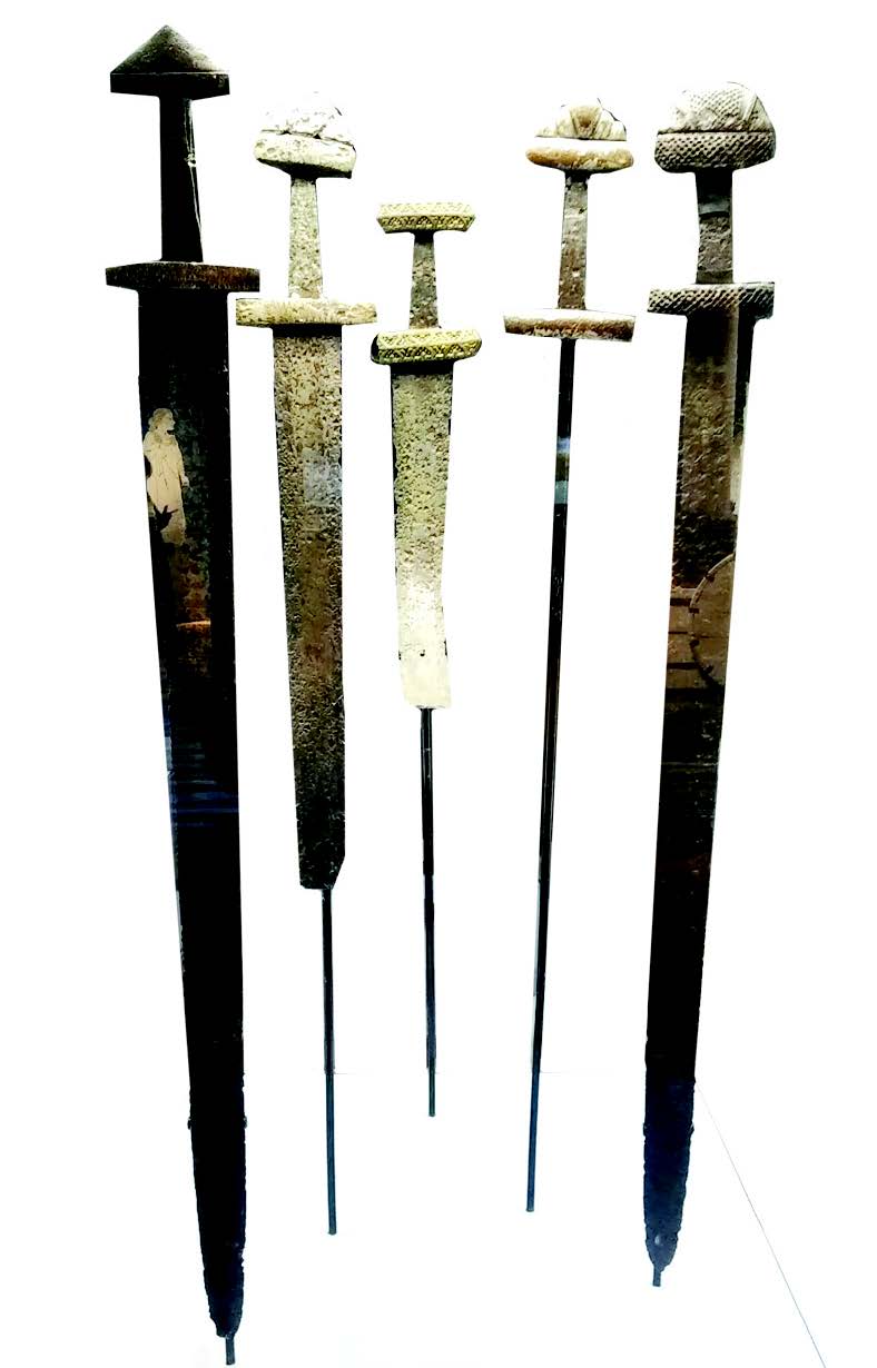 Скандинавские мечи каролингского типа, найденные
на Руси.