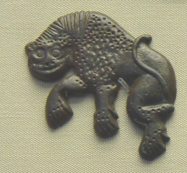 Набор фигурок из Велестино. Крупным планом фигурка льва, хранящаяся в Британском музее